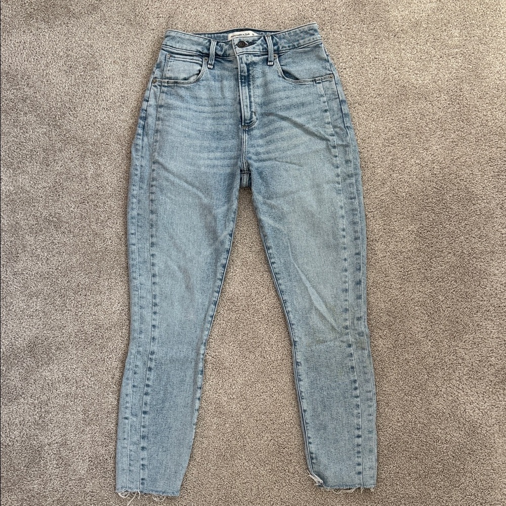 Abercrombie & Fitch Light Wash High Rise Women's Jeans - 26/2S (curve love)